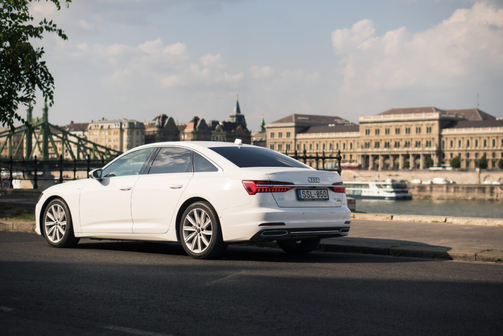 Fehér Audi A6 céges autó a budapesti Duna-parton