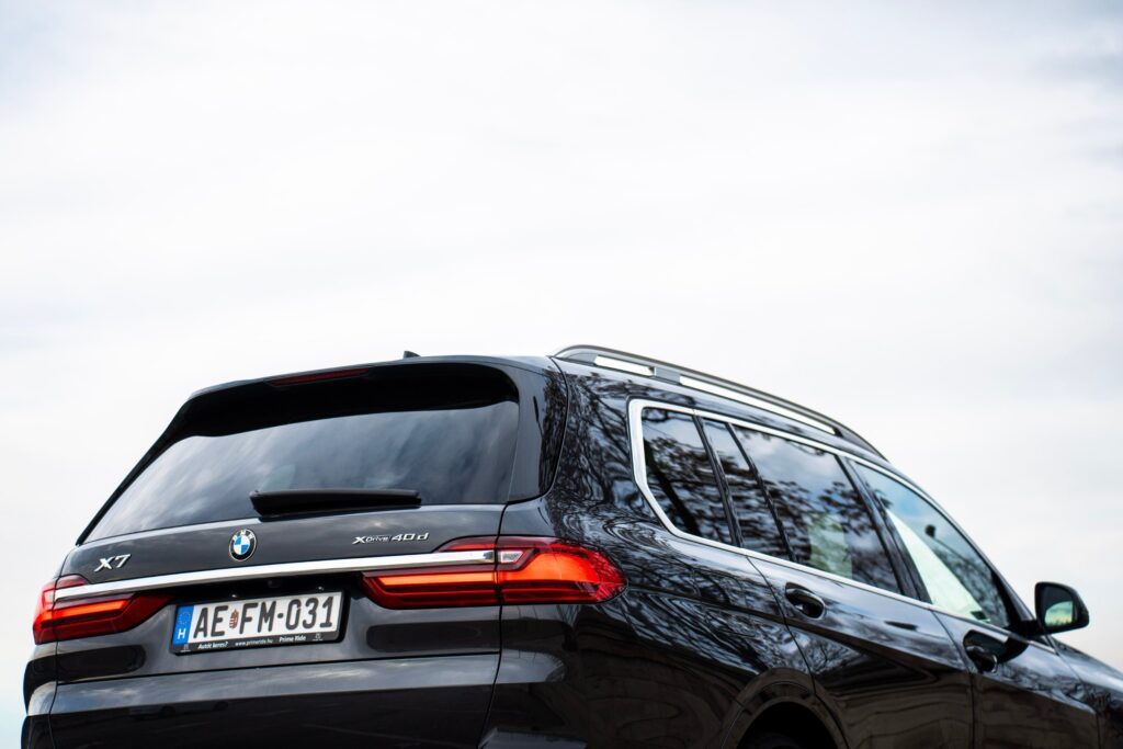 Fekete BMW X7 hátulról, Cartis flottájából