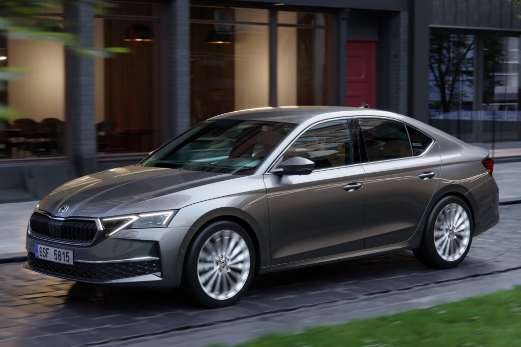 Szürke Škoda Octavia szedán városi utcán, céges autó lízing év végén
